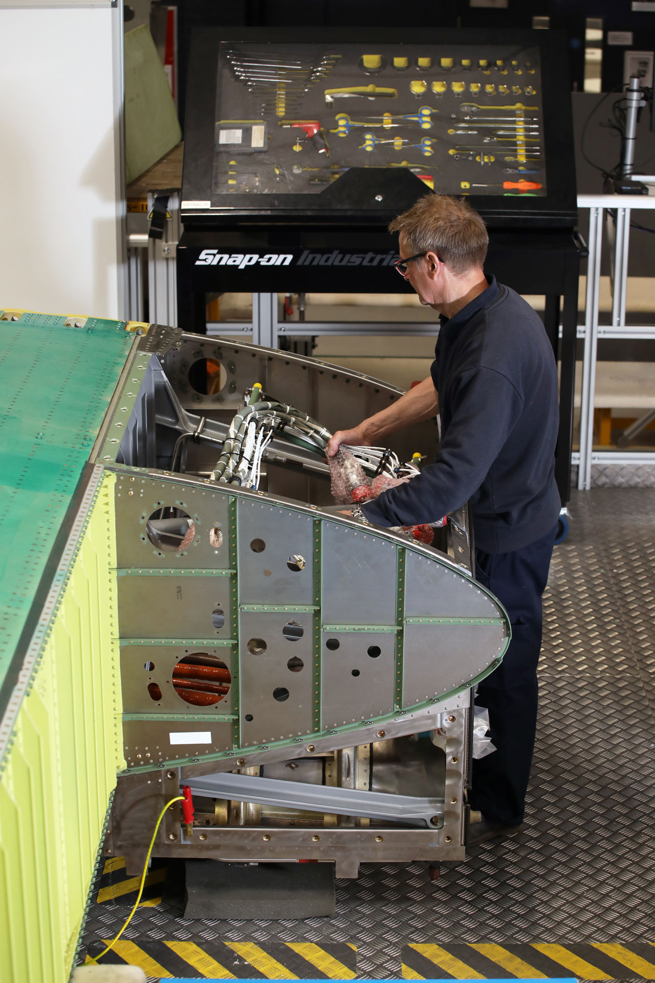 C-130 centre wing box dressing using Marshall's proprietary staging.