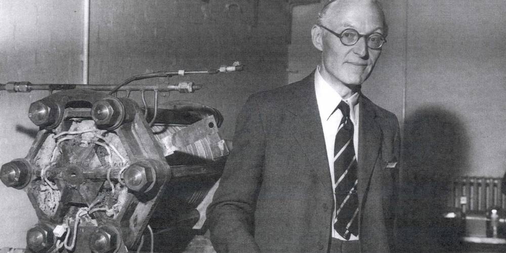 Blue plaque unveiled to honour engineer who developed revolutionary hydrogen fuel cell at Marshall